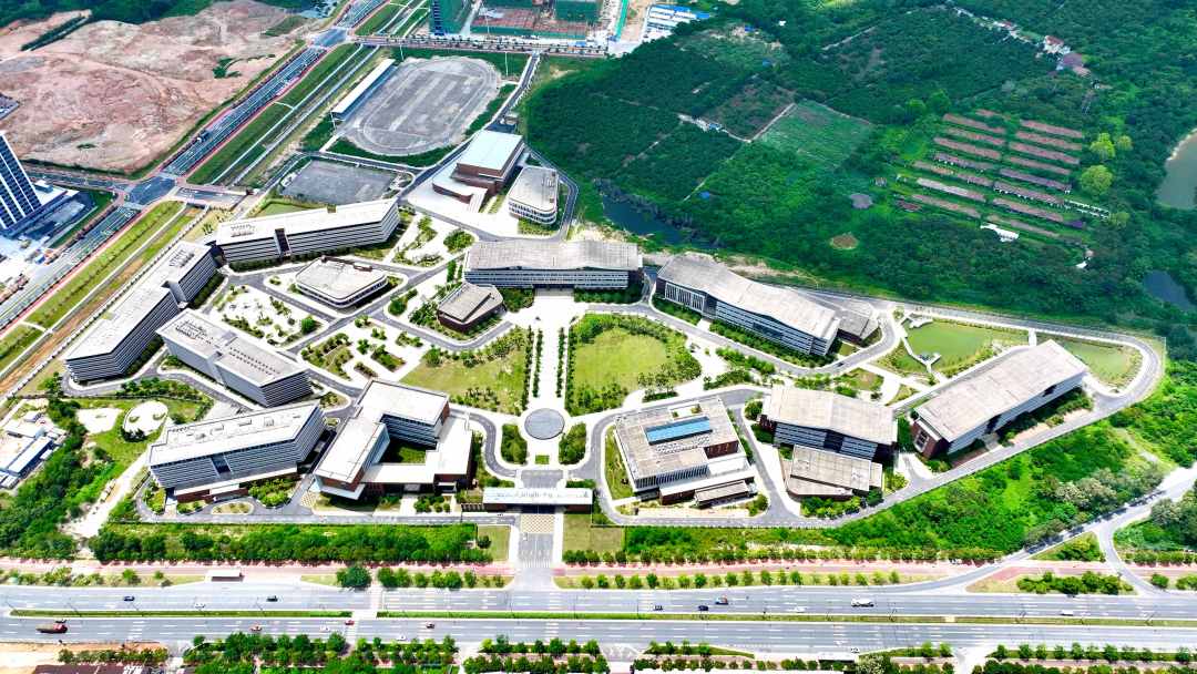 格力技校首届开学了:8383人抢300个名额,明年想冲二招的家长,先把这四个数问清楚