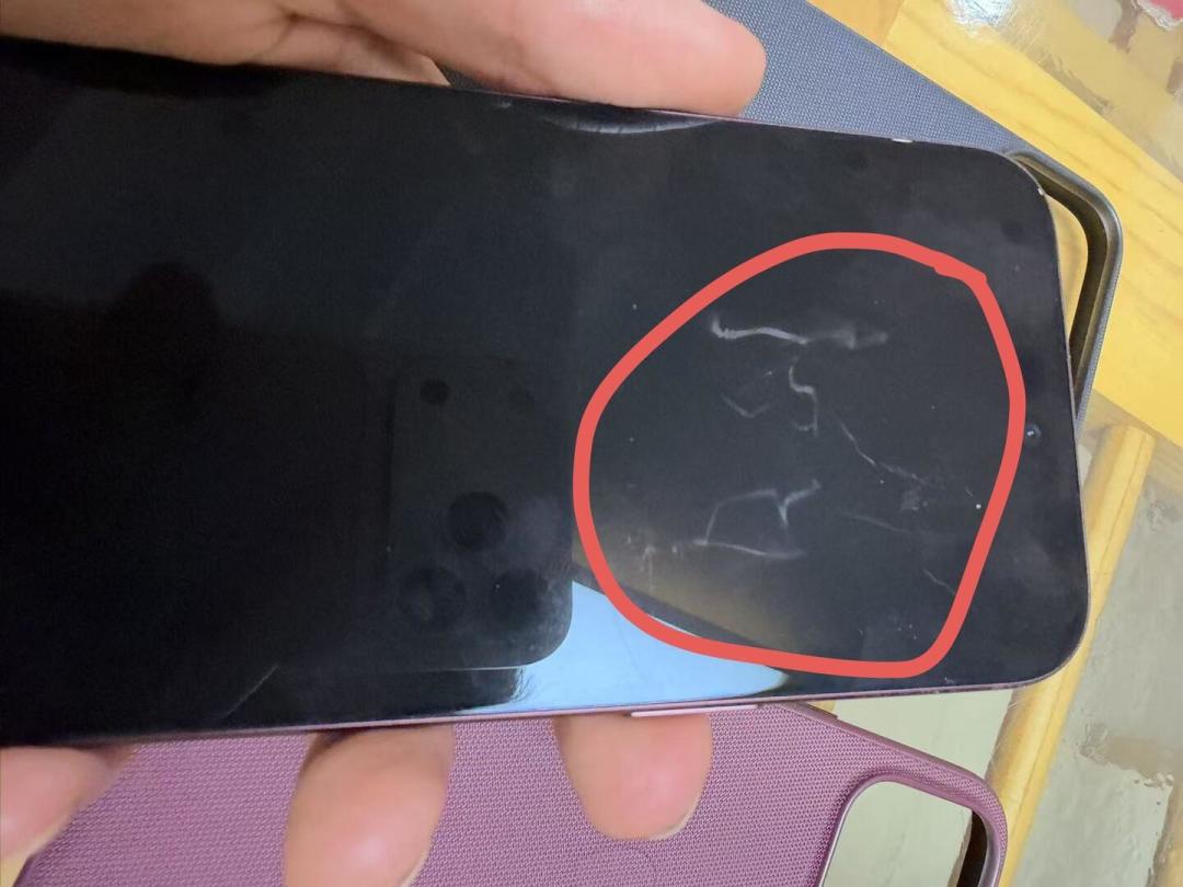 iPhone 18 Pro到手先别急着贴膜:核完三星G9N/G9Q、LG GVC/GH3和国行被曝国产屏的抽奖分账,灵动岛下横纹只砸三星屏的社区样本、屏下红外「纱窗」网图与肉眼实测的差距、AR屏裸奔两天出白膜的翻车案,这份「查代号·验横纹·看挖孔·先贴膜·再换货」分人群清单请在退换期里收好