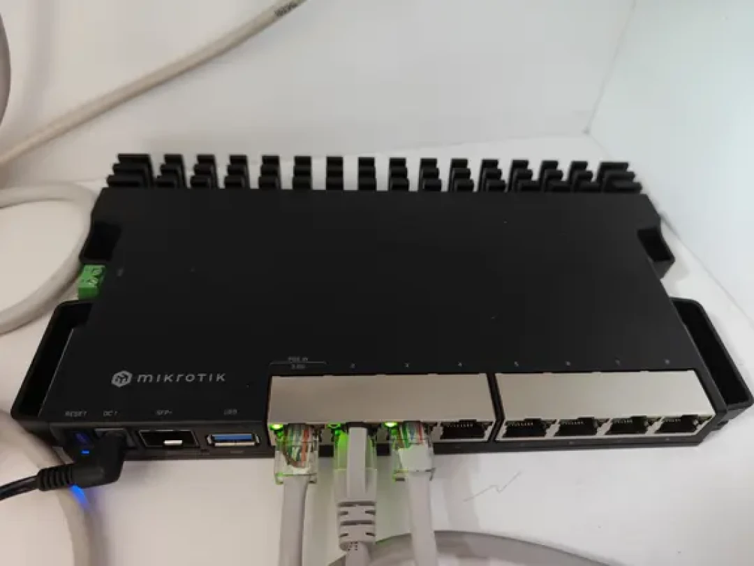 MikroTik WiFi7 上半年报告：被 2.5G 卡住的 be3、放出来没铺货的 belite，和评论区里决定先不换的 5009 玩家们