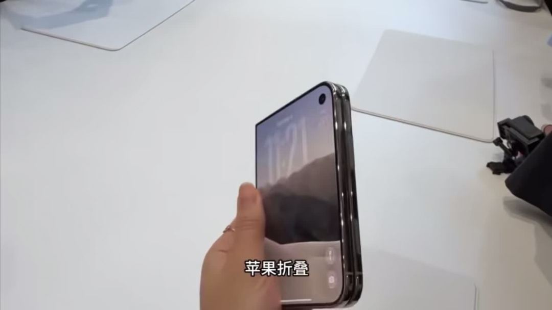 18 Fold首周8万台创纪录、二级市场却先跌了：苹果Duo要等10月23日、Pura X Max跌到10299——阔折叠三国杀对完口碑、总成本、初代风险、时机四本账，效率党、果粉、观望党该买谁、等到什么时候，清楚了