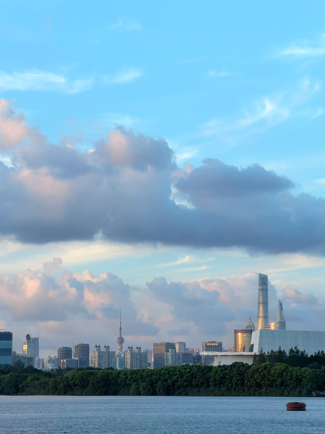 距国庆9天,小布最新帖里3/4在淋雨:这笔小布「秋夜账」,我捋成一张天黑窗口表、一堂甩水物理课、一档灯光阶梯、三类人和四条红线