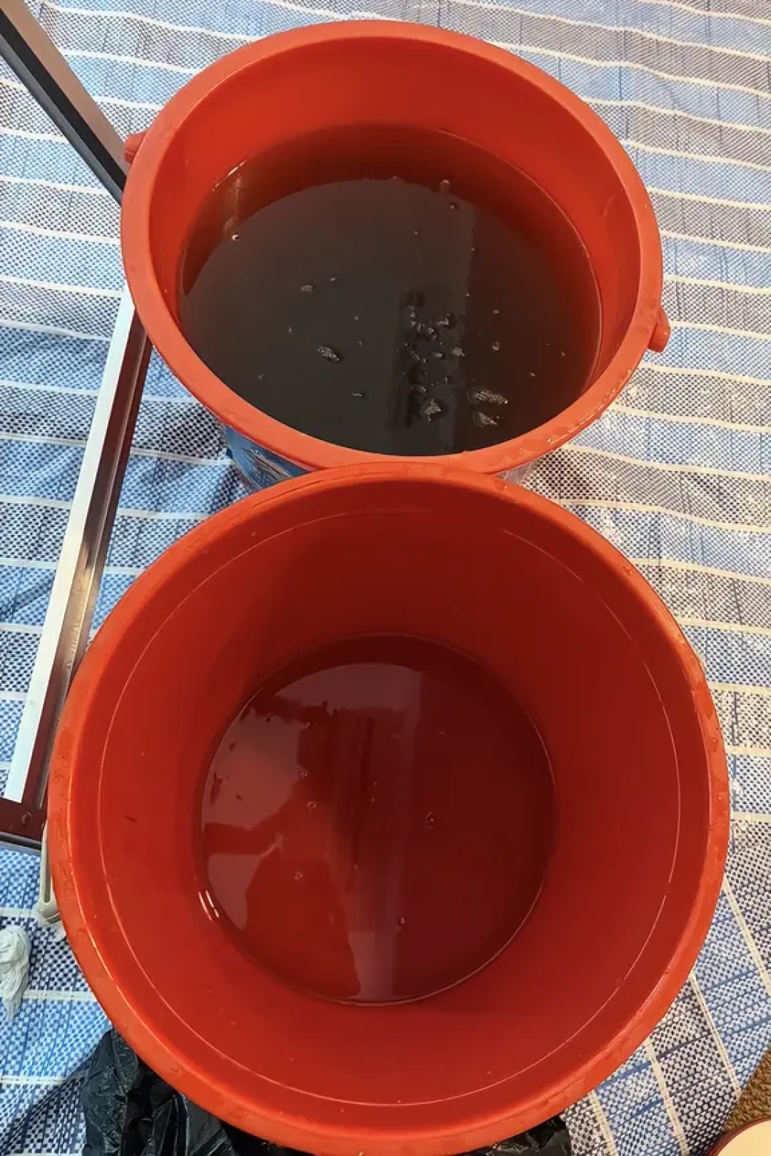 秋分后给空调办退休,关了就拔插头?别急,也别抄「小苏打水喷蒸发器」「喷酒精杀菌」:先分清酸臭是霉味、下水管返臭还是涂层自带,再决定送风吹干、洗滤网还是花百来块全拆洗——那条4.6万收藏的「千万别直接拔插头」,和评论区13赞的「冷凝水不积存」,其实不矛盾
