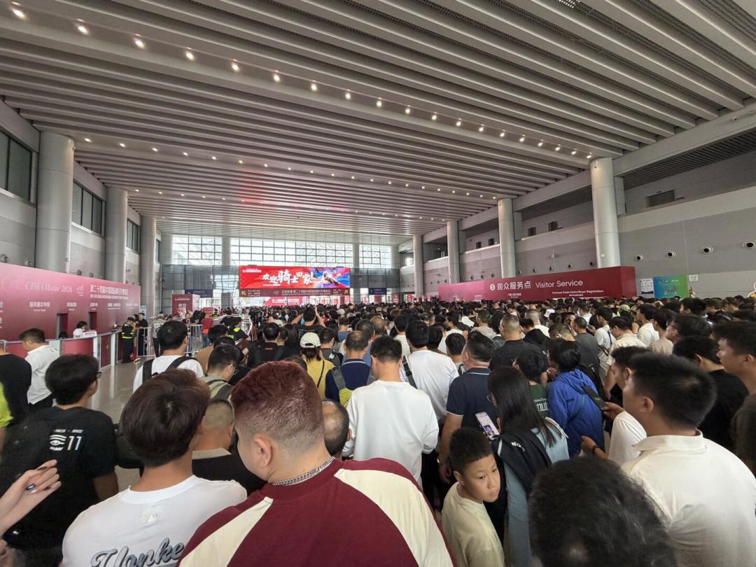 重庆摩博会收官:30万观众、1120家展商都创了新高,整车党却觉得“主机厂越来越少”——数据和感受割裂之后,去哪看车、什么时候下手,先把这三个变化看清