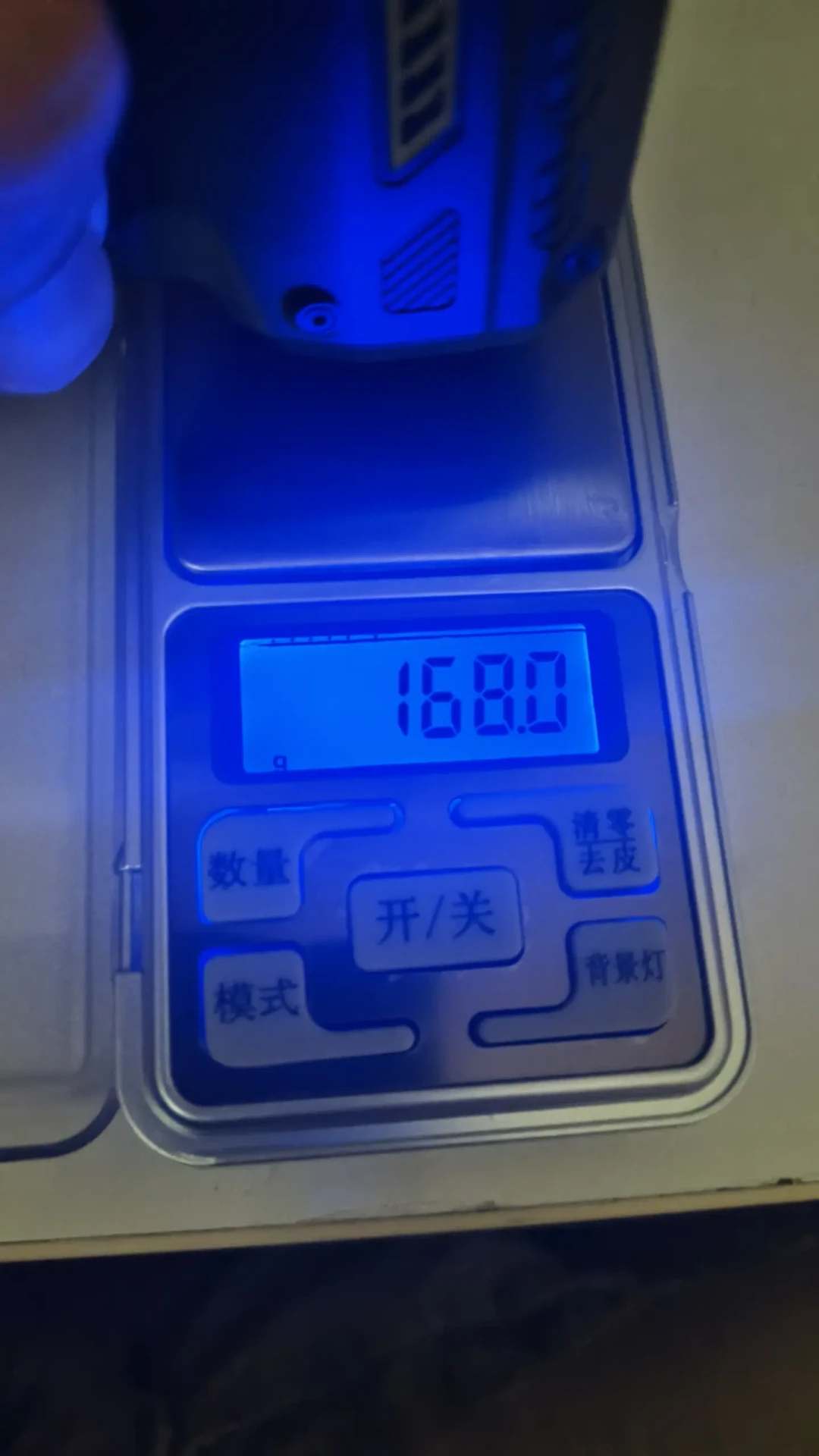 「14块实测吹力60g」对上「249块的弹夹换电」：翻完低价款拆解视频底下的265条评论、品牌自家那支「我不建议买」的劝退视频和国庆前一周的小红书新品大战，我把今秋第一把暴力风扇拆成三笔账、一张段位表和四条红线