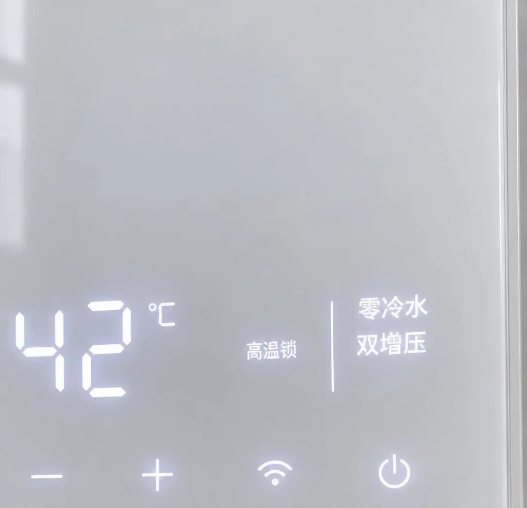 销售说“超过15米就上零冷水”,可装完的人家冲马桶都是热水:翻完小红书381条踩坑评论、B站燃气从业者戳穿“增压”、装修公司“改管三千、每年燃气多一千”的报价和后半段推3款机的避坑长文——9月装修季下单前,先量管长、查回水管、数数你家冷水管上挂着的电器