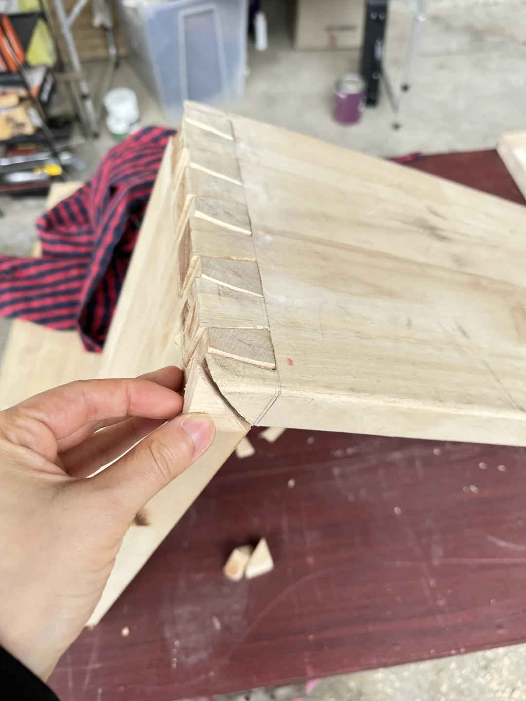视频刷了八遍说学会了,一拿笔画线又傻了:我翻完三平台燕尾榫翻车帖和几百条评论,把第一道榫头的坎拆成了三道关、三条路