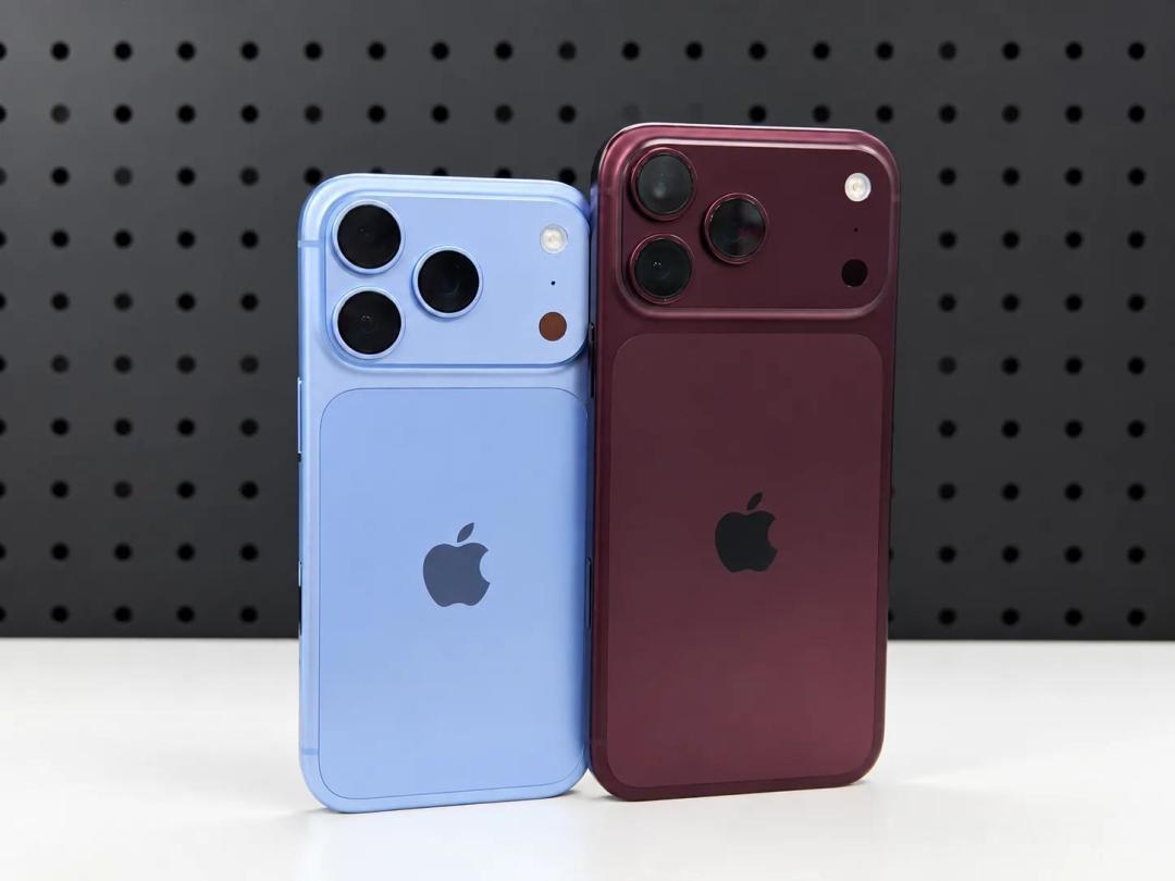同一台 iPhone 18 Pro,续航吵成了三个结果:极客湾实测 Max 亮屏 10:37 代际大涨、新评科技高压模型 4 小时整排第 120 名、小红书刷屏「一天三充」——三个数字都没撒谎,撒谎的是不看测试条件的排行榜:轻中度日常 Max 真强,重录像重游戏真顶不住,第一周掉电多是索引期,16/17 该不该为续航换、Pro 还是 Max,我替你分人群算清了