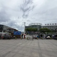 别急着为"15元镜片卖799"订高铁票去丹阳，也别断定"丹阳配镜必省一千"：对完9·22媒体团刚把丹阳眼镜城推上热门、曝光半年后"还不了价、说好的砍半还呢"的323条评论帖、蔡司泽锐1.74连框980元实付单和"比南京贵了600还不算油钱"的反证——这笔国庆配镜钱先算3本账，3类人本周动手，2类别折腾