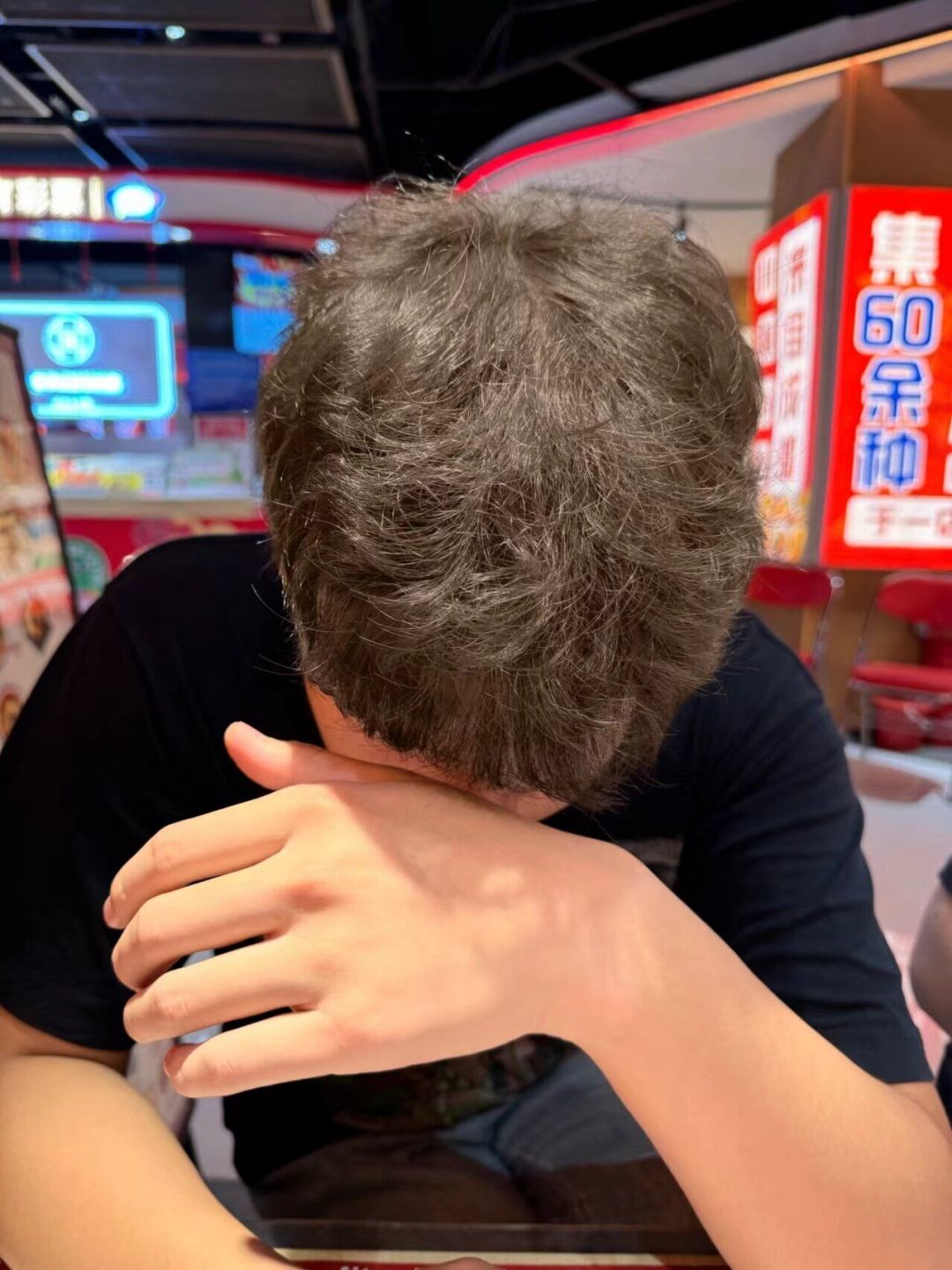 男生第一次染发,先别慌掉色:你的颜色往往不是掉的,是被剪掉的——节前把三本账对完