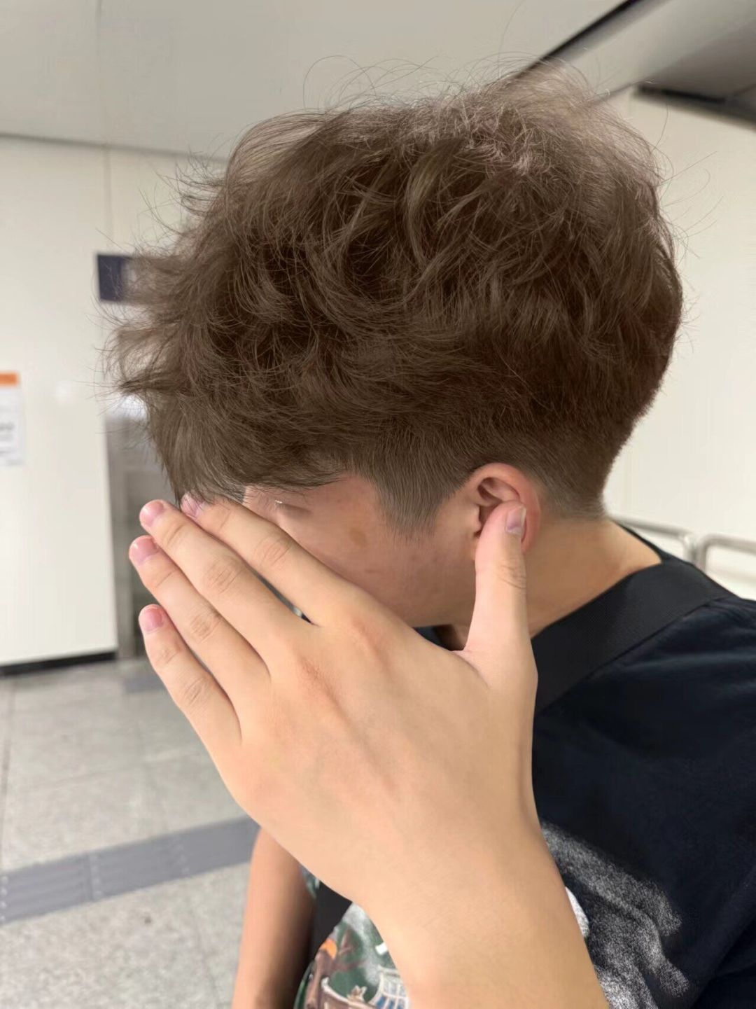 男生第一次染发,先别慌掉色:你的颜色往往不是掉的,是被剪掉的——节前把三本账对完