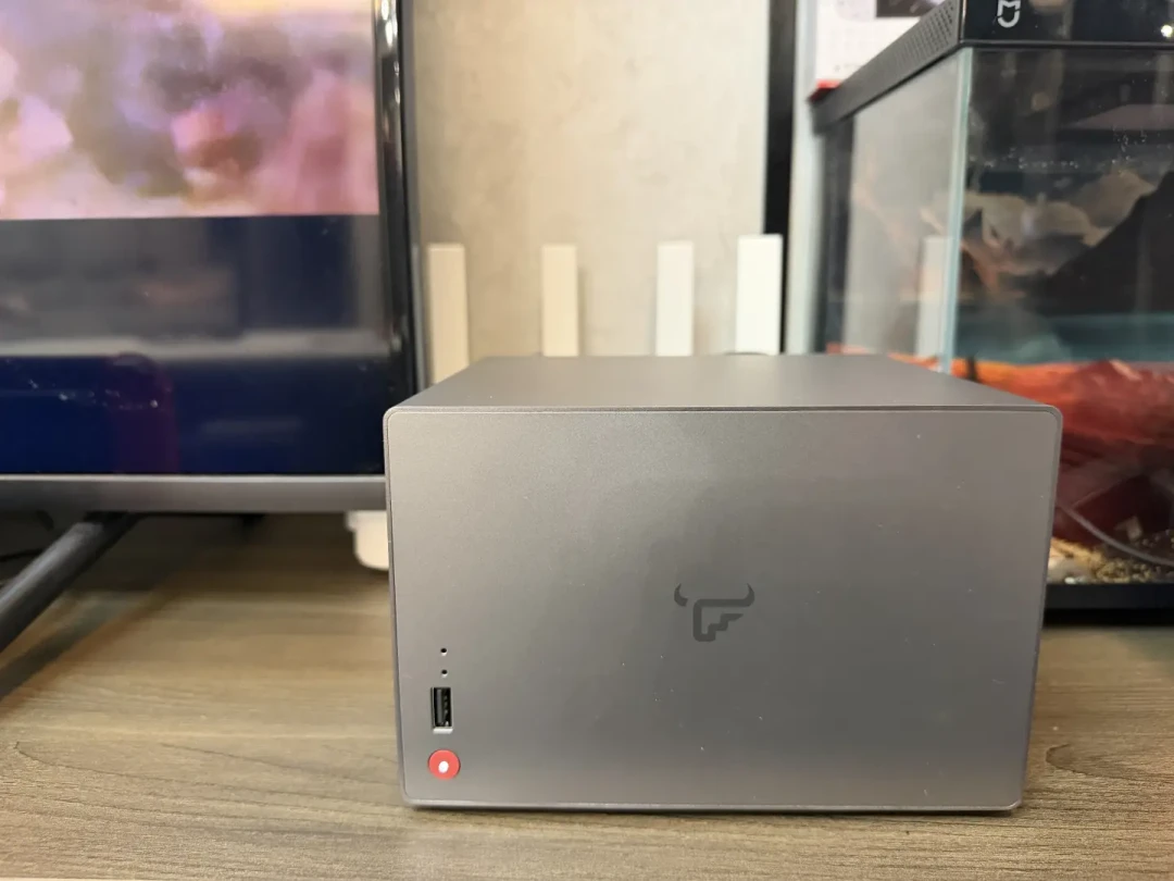 万兆、i5-13500H、4499元起:飞牛EVO4 Pro今天上架,五个月连出三台整机——群晖机主先把「搬应用、换整机、别动」三条路和那个Btrfs大坑看完再决定