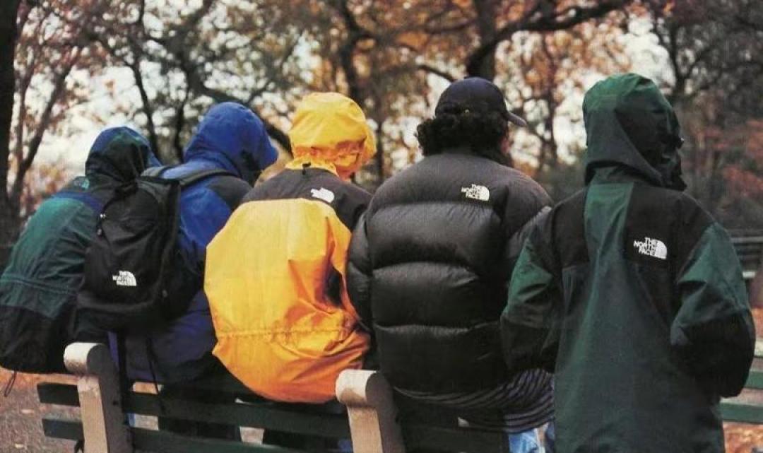 牌桌上4个人穿北面、3件是假的:入冬下单前,把“烂大街”“假货”“不行了”分开算