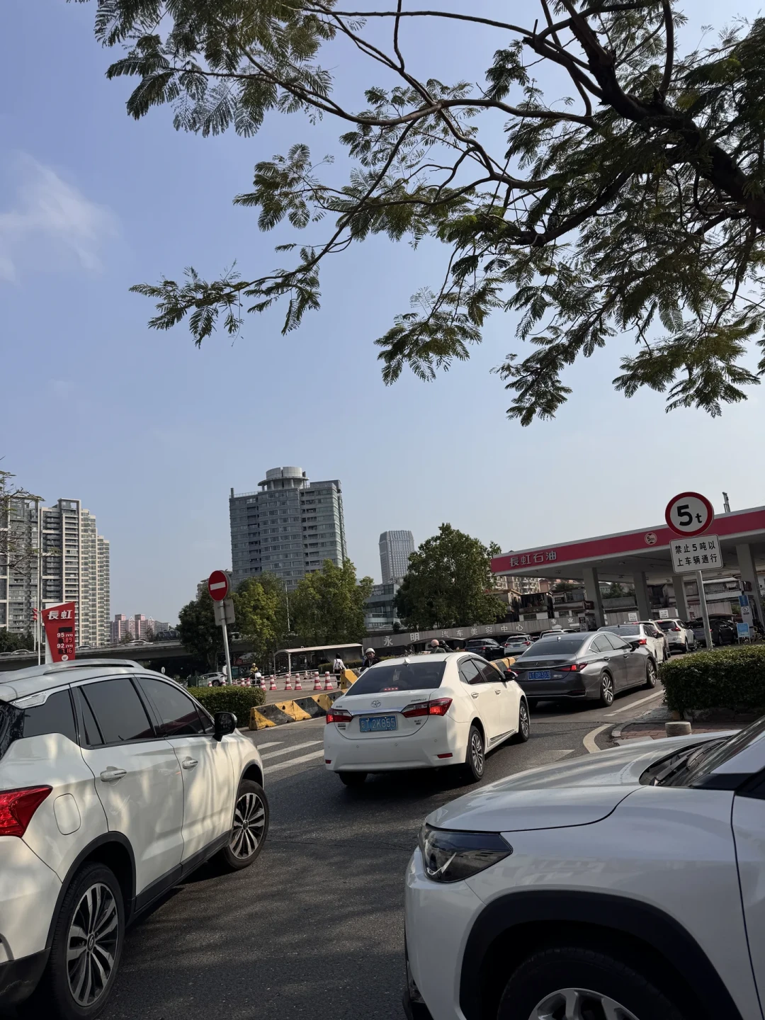 国际油价跌了13%,国内汽油24日为什么还涨4毛5?对完金联创102.86美元/桶的均价测算、9月11日把435压到260的临时调控账、建行每天9点半开抢的200-16加油券和各地最高1.2元/升的优惠站名单:中秋出发现在时,时点账只值20来块,真正的大钱藏在渠道账和线路账里——三笔账一次算清