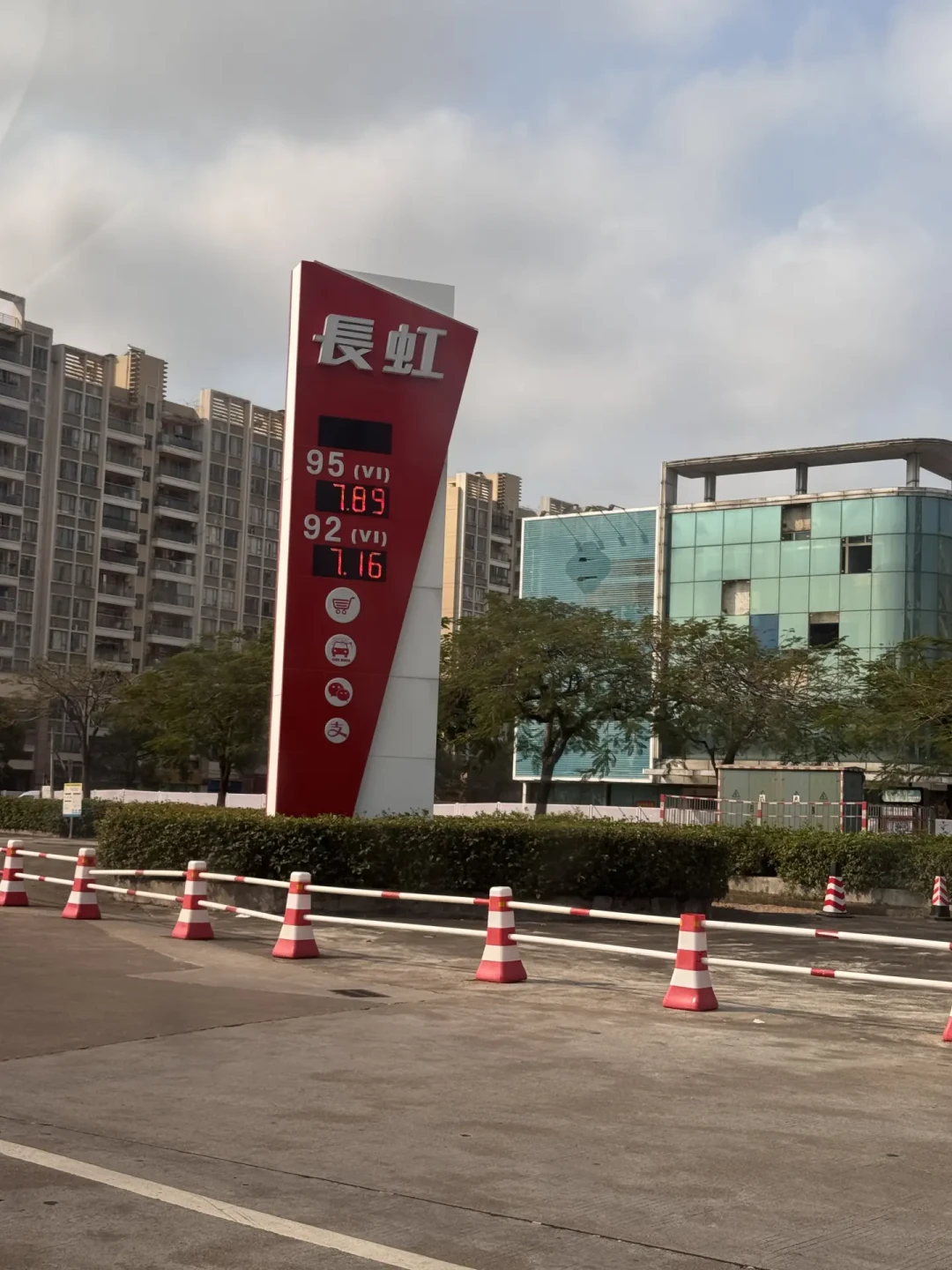国际油价跌了13%,国内汽油24日为什么还涨4毛5?对完金联创102.86美元/桶的均价测算、9月11日把435压到260的临时调控账、建行每天9点半开抢的200-16加油券和各地最高1.2元/升的优惠站名单:中秋出发现在时,时点账只值20来块,真正的大钱藏在渠道账和线路账里——三笔账一次算清