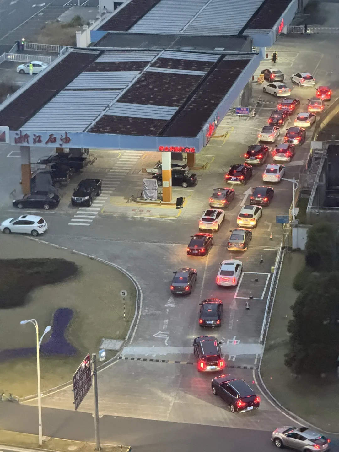 国际油价跌了13%,国内汽油24日为什么还涨4毛5?对完金联创102.86美元/桶的均价测算、9月11日把435压到260的临时调控账、建行每天9点半开抢的200-16加油券和各地最高1.2元/升的优惠站名单:中秋出发现在时,时点账只值20来块,真正的大钱藏在渠道账和线路账里——三笔账一次算清