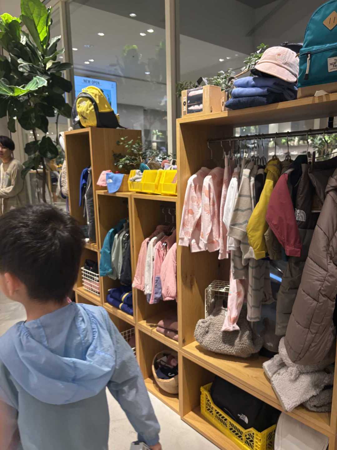 「护脊书包买大了，求一个北面」：断货的17L儿童书包，开学季入不入门先看这三件事