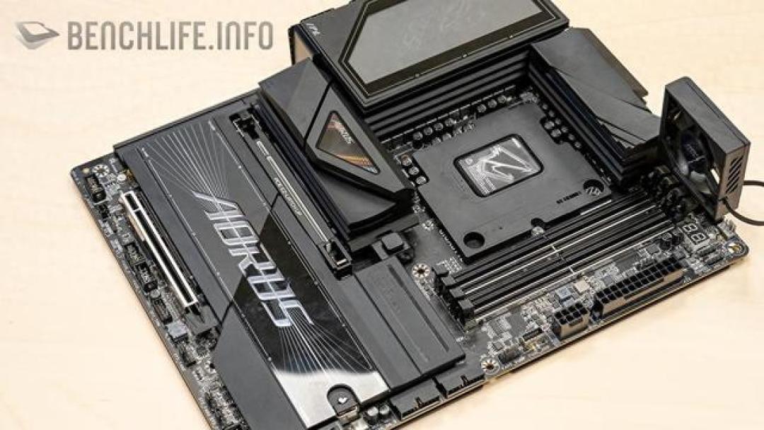 10月第三次涨价撞上285K腰斩:Z990进了海关、LGA1700要续命到2027——双11装英特尔的三条路,捡漏1851的、回DDR4的、等Nova Lake的,三本账对完再上船