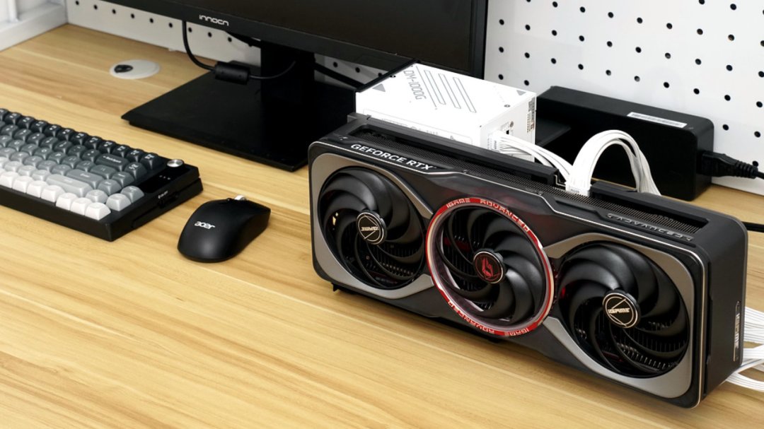 同一张RTX 5080插进迷你主机:重负载保住93%、轻负载只剩57%——459元OCuLink显卡坞实测揭底:真正的短板不是坞,是核显机里的单通道内存:三本账一张避坑清单,四类人对号入座