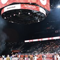 两场狂轰134分之后，先别急着"稳了"：女篮四分之一决赛12点档开打，这三关比你想的近