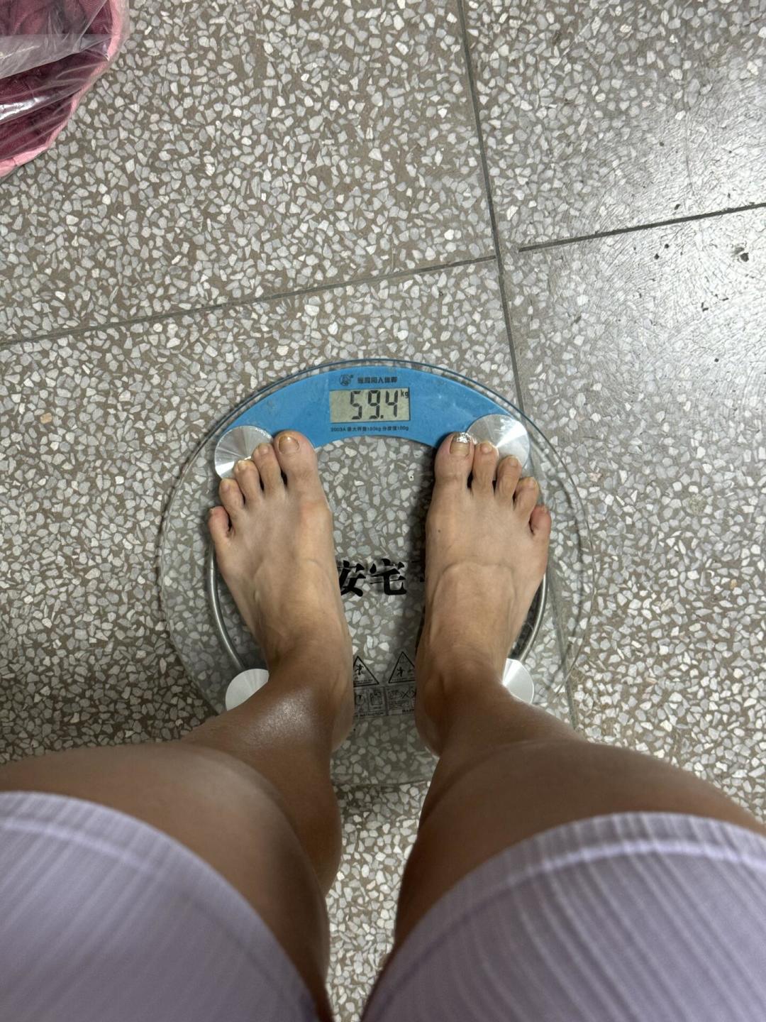 下台后秤先涨2-4公斤,两周一过大半是水,但休赛季长的那几公斤才是真的——秋季贴膘前,先想清楚你要增肌、再上台,还是干脆歇一年