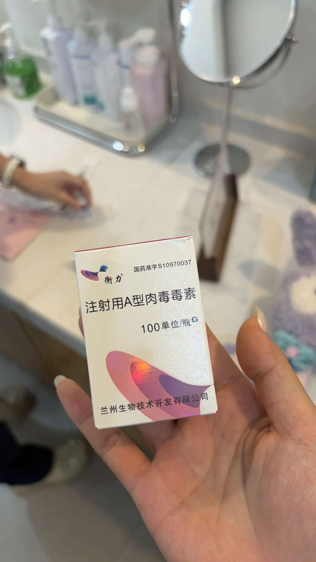 「瘦脸针会脸凹变老吗?」9月3日的帖子又把评论区吵成两半,翻了五年6篇爆帖5600条评论后,我把答案收窄成了三张表:上治疗椅前,先把脸型、单位、时间线三本账对完