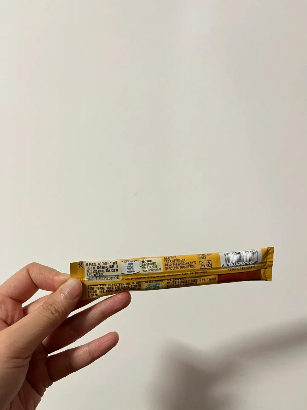 雀巢1+2冲出一杯“絮絮”,喝十年的老客疑心买到假货:先分清3种沉淀,再算清囤90条的3笔账