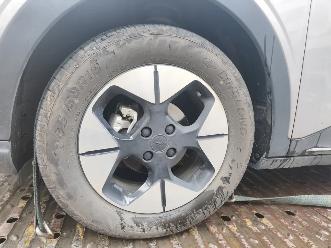 星愿追尾第29天:车主没拿到的制动数据、吵成三派的950条评论——先分清再决定还敢不敢开