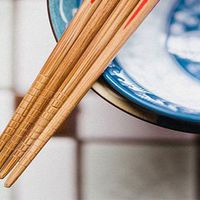 「褪黑素恐夺命」刷屏三周、辟谣稿跑断腿：AHA原数据写的是「不能证明因果关系」——而你凌晨吞下去的那片，剂量可能就错了10倍：我把AHA会议摘要、791人26周试验、TGA检出通报、新华社禁忌名单和25块7到2149块的助眠价目翻了个底——还吃不吃、吃多少、什么时候吃、谁别碰、看哪科、哪些钱白花，一次说清