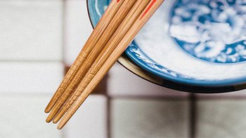 「褪黑素恐夺命」刷屏三周、辟谣稿跑断腿：AHA原数据写的是「不能证明因果关系」——而你凌晨吞下去的那片，剂量可能就错了10倍：我把AHA会议摘要、791人26周试验、TGA检出通报、新华社禁忌名单和25块7到2149块的助眠价目翻了个底——还吃不吃、吃多少、什么时候吃、谁别碰、看哪科、哪些钱白花，一次说清
