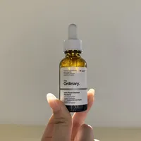 30小时3篇帖把TO角鲨烷推成"一油多用"，评论区161条留言说的却是另一件事：入秋抄"以油养肤"作业前，先分清挂着"角鲨烷"名字的两条线