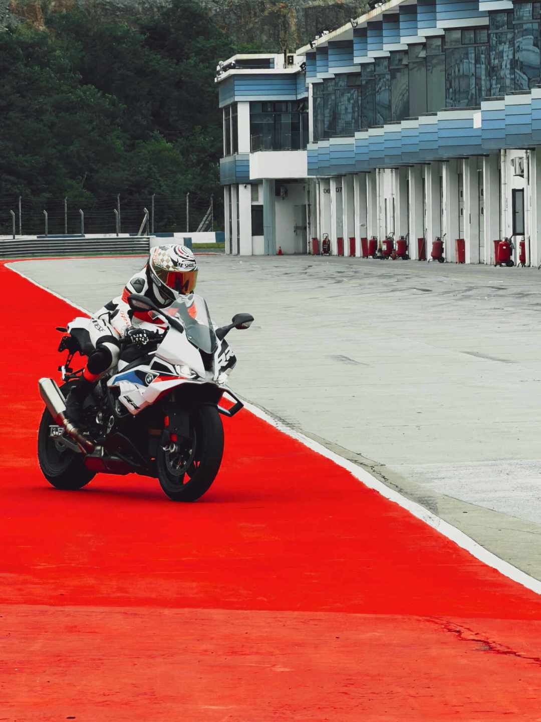 国庆前的赛道日刚加推最后一场:天马860跑20分钟、V1 2400解锁6节、小场地299一天——第一次下赛道的,这四本账我先对完