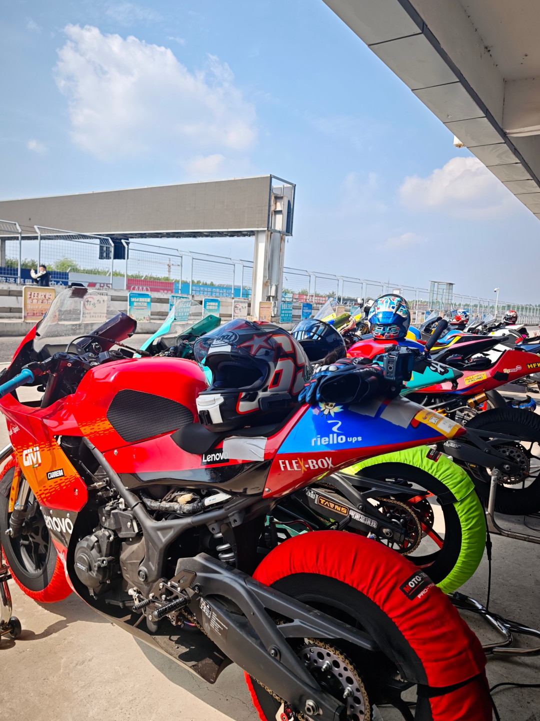 国庆前的赛道日刚加推最后一场:天马860跑20分钟、V1 2400解锁6节、小场地299一天——第一次下赛道的,这四本账我先对完