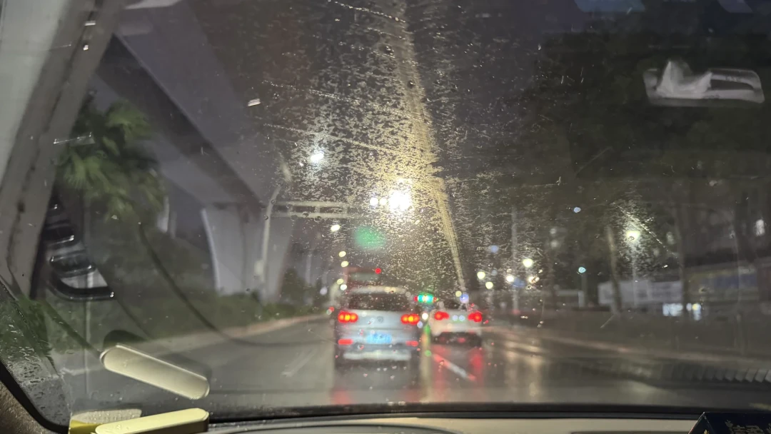 前挡糊得看不清,先别急着买去油膜罐:那179条评论的翻车楼说明——蓝罐不能上玻璃,泡沫去不掉硬膜,而你那层雾,很可能根本不是油膜