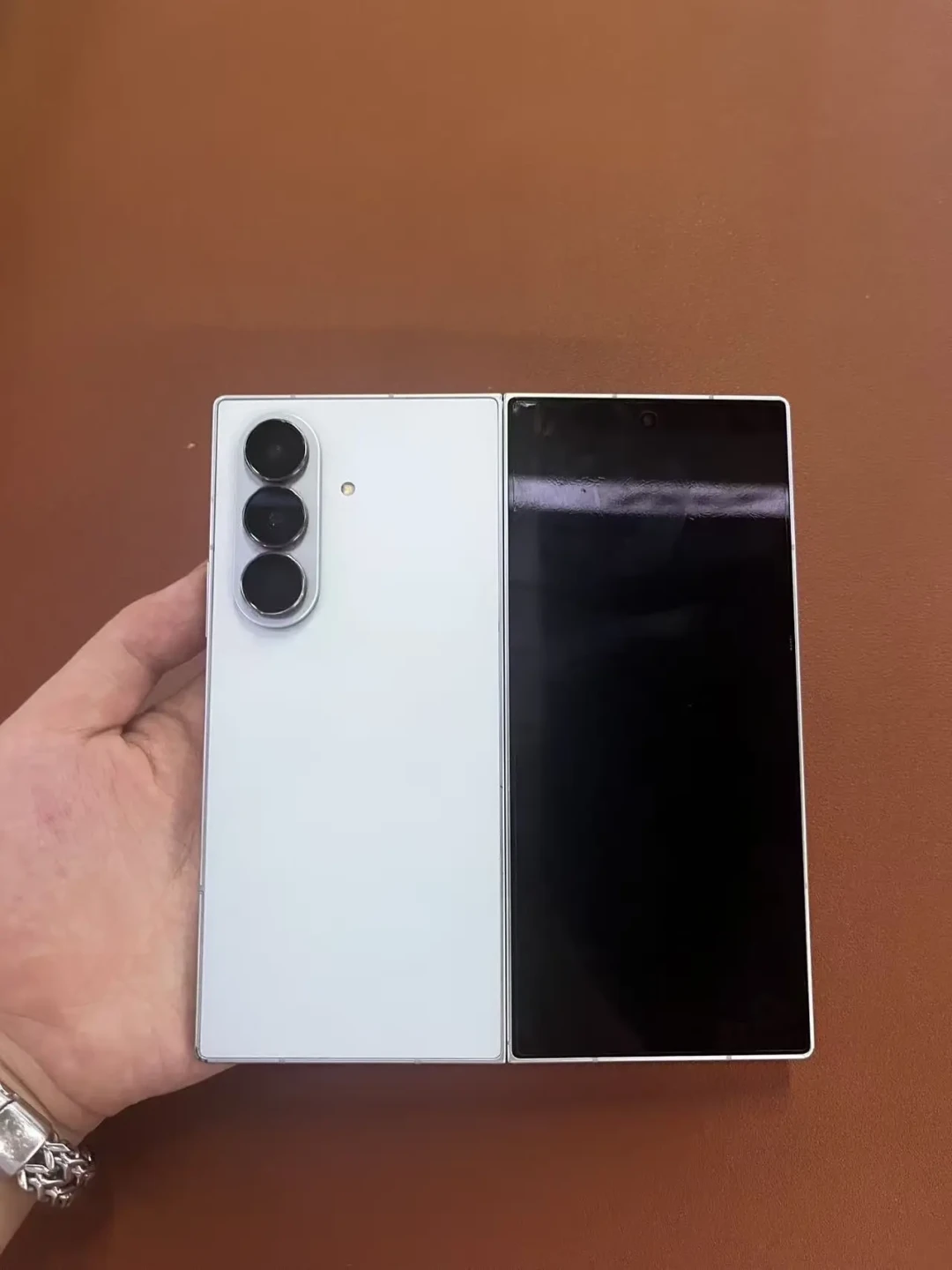iPhone 18贵1000元、二手“崩盘”只降9元:换机潮第2周,这四张价盘只有两道缝能捡