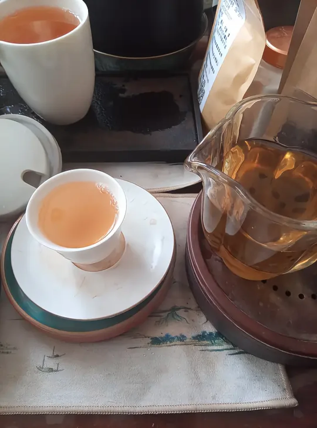 国庆还剩9天,有人想卖房抄底普洱茶:我把一年腰斩的今大福、跌到冰点的大益7542、茶协整顿直播间的呼吁和“中间腰斩、两头没跌”的评论区摆齐,理清这轮下跌的3层结构、2条正在收网的坑和抄底前4类人的动作