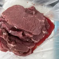 牛肉逼近40元一斤，“水”也跟着值钱了：解冻渗出一滩红水先别急着差评，一条15%红线分清肉汁和买水钱