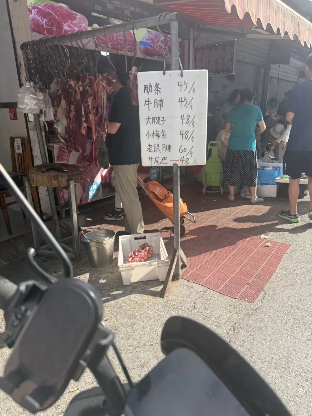 牛肉逼近40元一斤,“水”也跟着值钱了:解冻渗出一滩红水先别急着差评,一条15%红线分清肉汁和买水钱