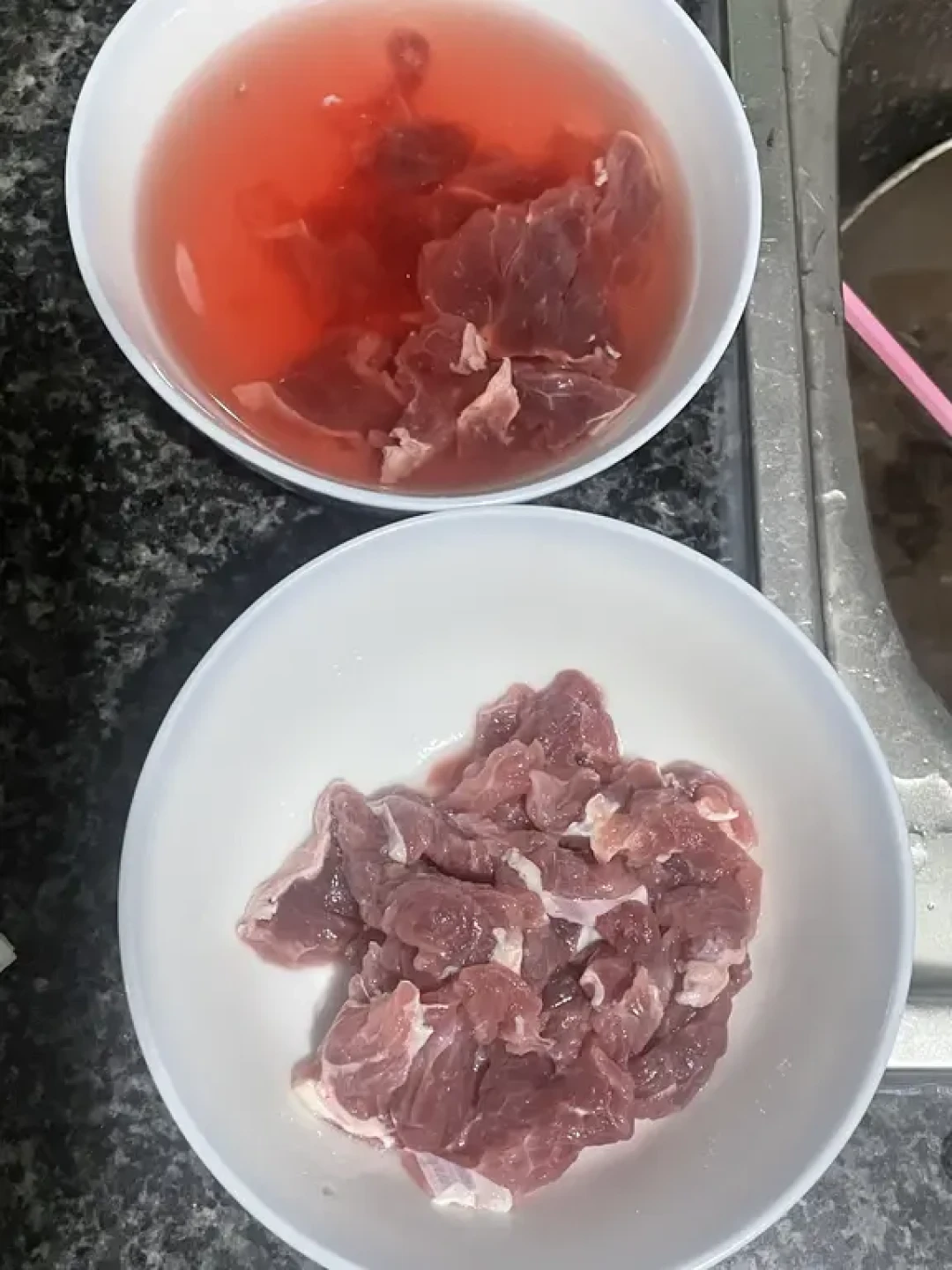 牛肉逼近40元一斤,“水”也跟着值钱了:解冻渗出一滩红水先别急着差评,一条15%红线分清肉汁和买水钱