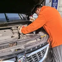 4S从业者自曝加价2.4倍、京东园标690、授权店星标950、也有人500多换完质保没到又趴窝：对完11份真实账单、4套判换口径和6起"换完早衰/漏电"实录，国庆自驾和第一场降温前我把启停电瓶拆成三本账