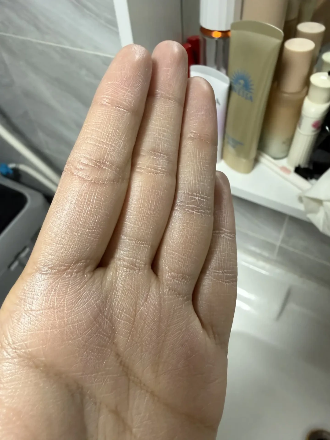 安热沙客服说“洗面奶就能卸”,98条评论区吵成三派:卸妆这件事的隐藏前提比你想的多一层
