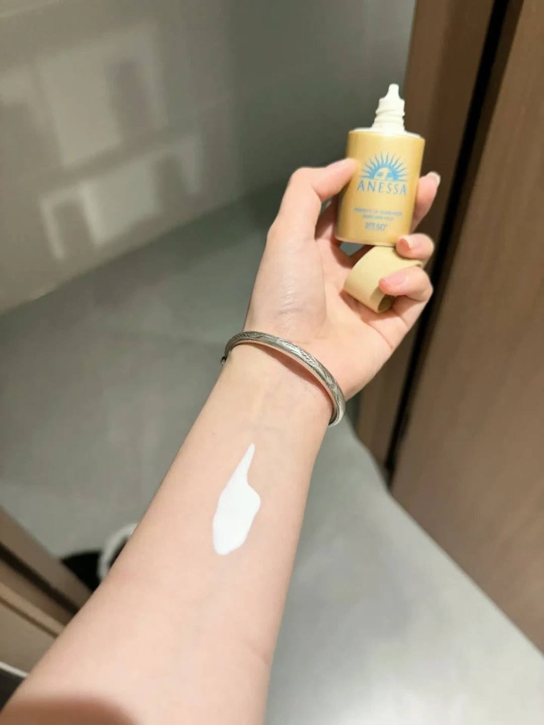 安热沙客服说“洗面奶就能卸”,98条评论区吵成三派:卸妆这件事的隐藏前提比你想的多一层
