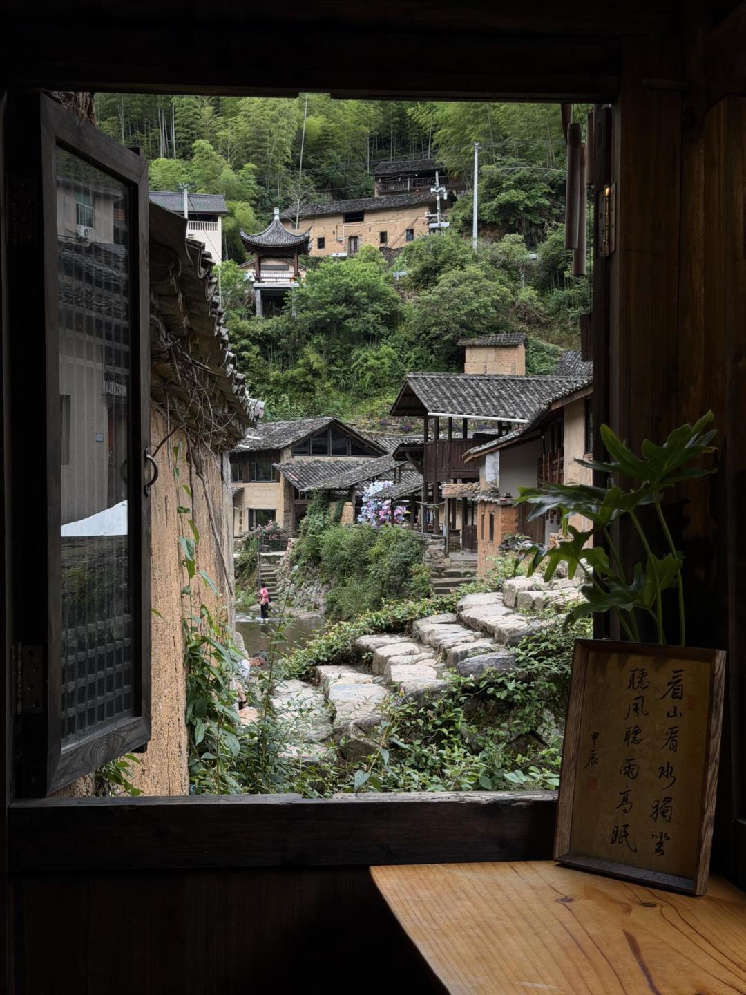 高铁票秒空、酒店刺客刷屏：华东人的中秋国庆13天，反向游名单现在抄还来得及