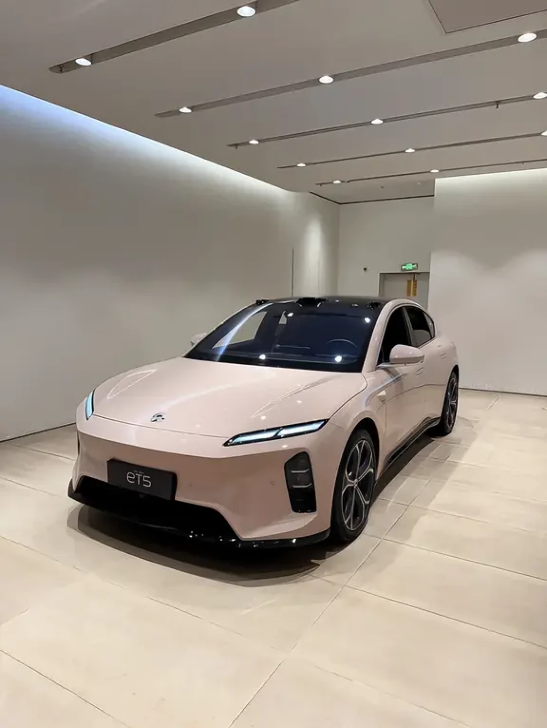 12.8万的二手、18万落地的展车、12月的NIO Day:在