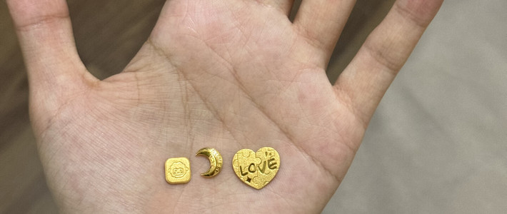 沪金933，同一天拼单“国补金豆”却报出808到881：攒金人上车前，先看清这个价的来路