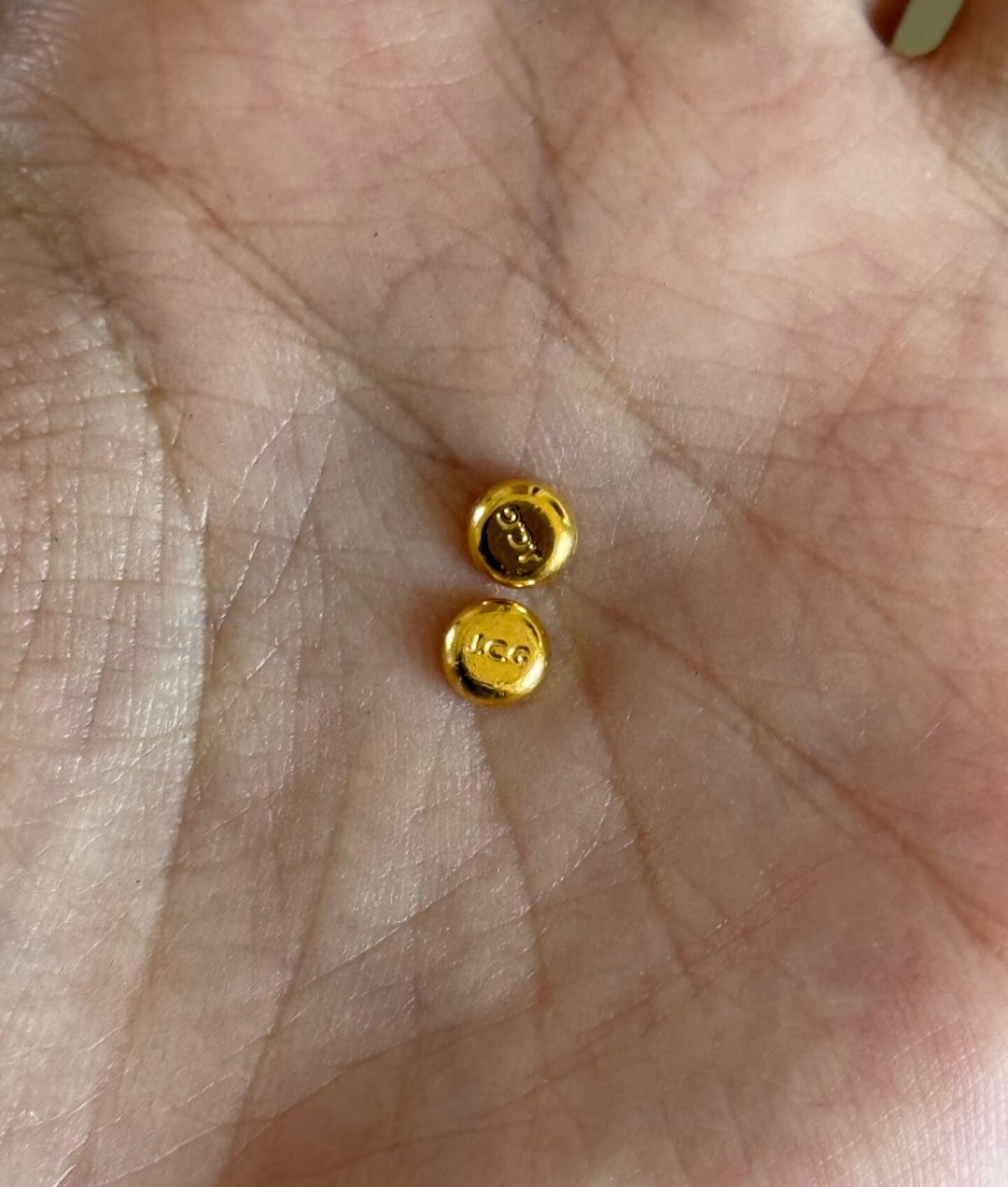 沪金933,同一天拼单“国补金豆”却报出808到881:攒金人上车前,先看清这个价的来路