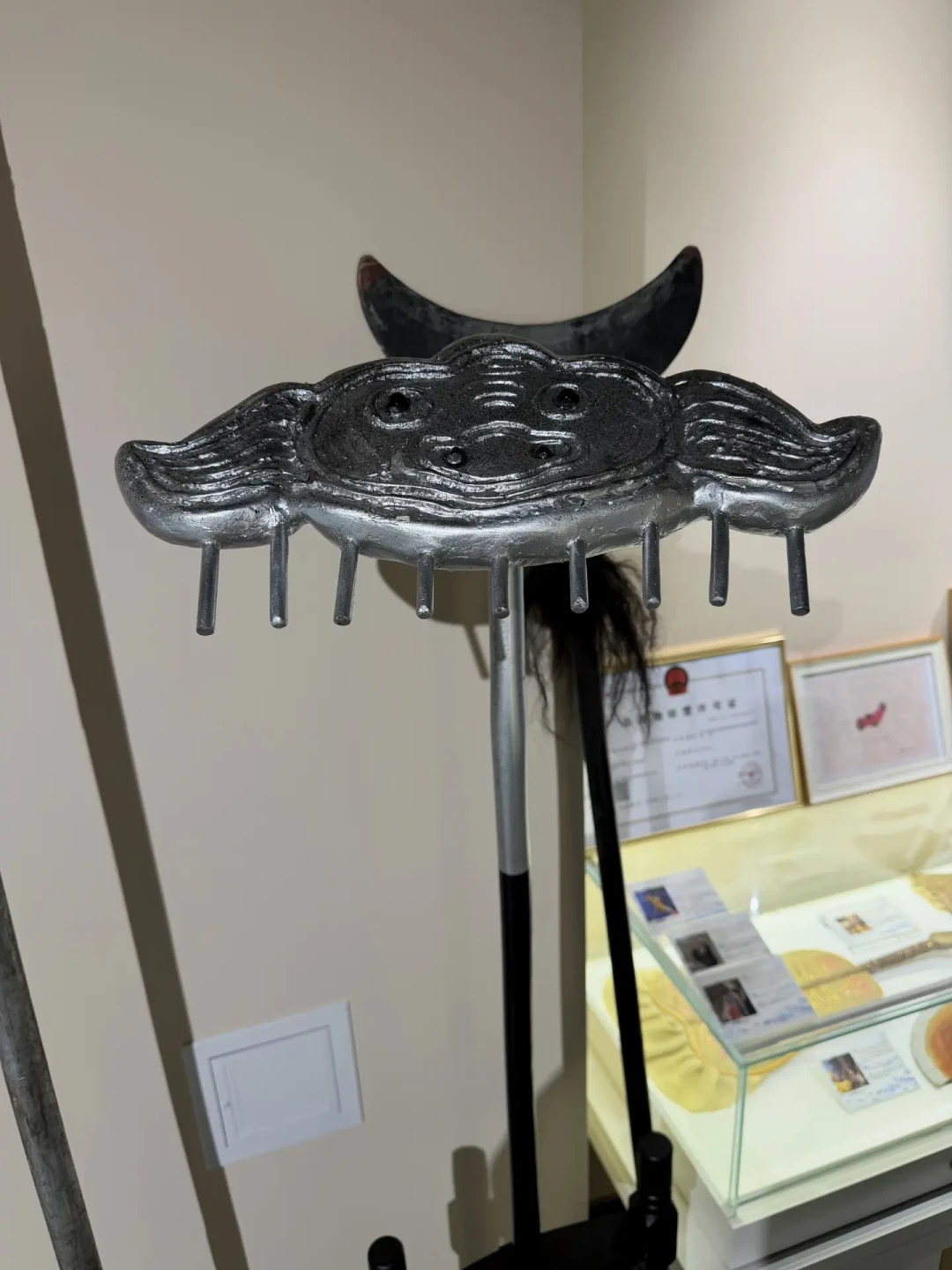 86版《西游记》道具展刷屏了:金箍棒是木头的、酒杯是报纸糊的,这25件原件值得专程去趟通州吗