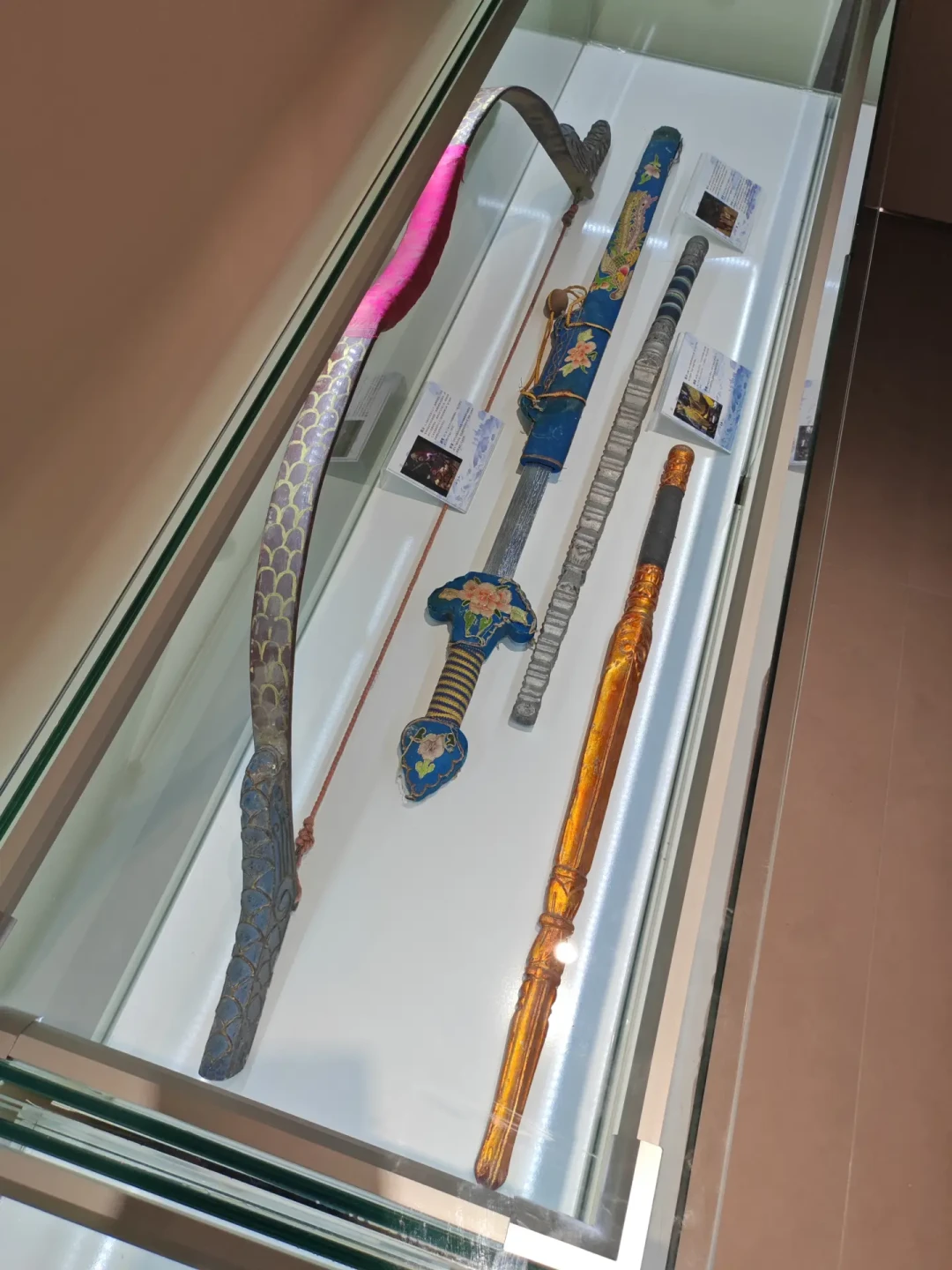 86版《西游记》道具展刷屏了:金箍棒是木头的、酒杯是报纸糊的,这25件原件值得专程去趟通州吗