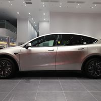 Model Y L塌到只剩三指：想改绞牙的电车车主，先蹲下去量一下你的轮眉