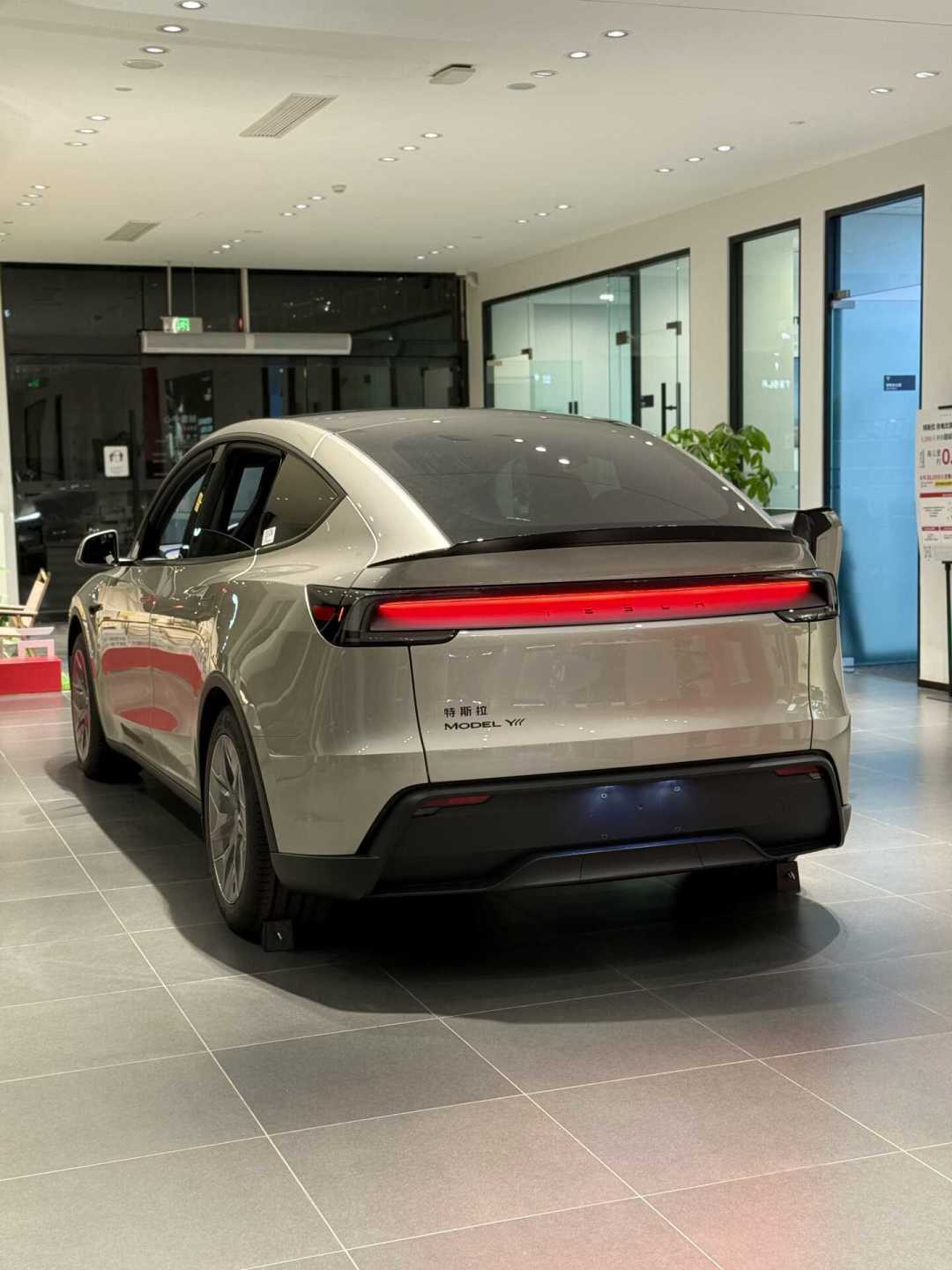 Model Y L塌到只剩三指：想改绞牙的电车车主，先蹲下去量一下你的轮眉