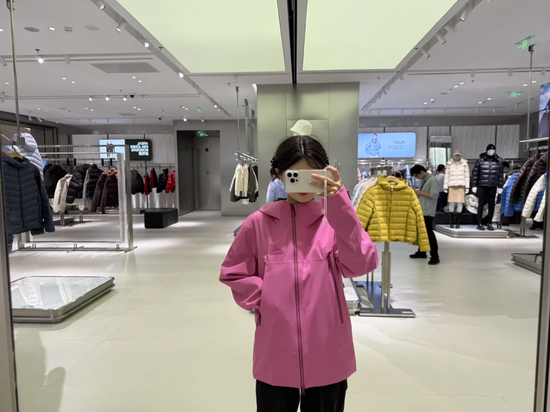 波司登新品喊出「一件即刻不烦」:它到底算不算冲锋衣?先把吊牌翻到那一行再下结论